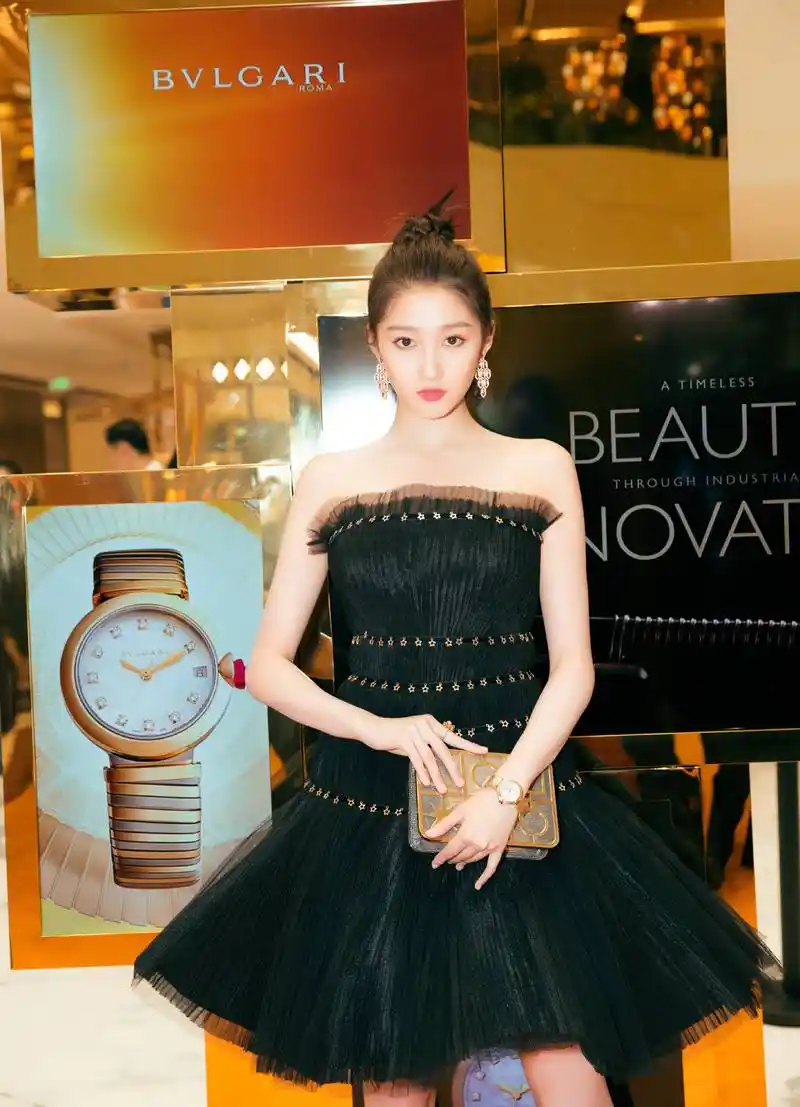 关晓彤身穿黑色晚礼服参加光环腕表巡展北京站,好似美丽的黑天鹅
