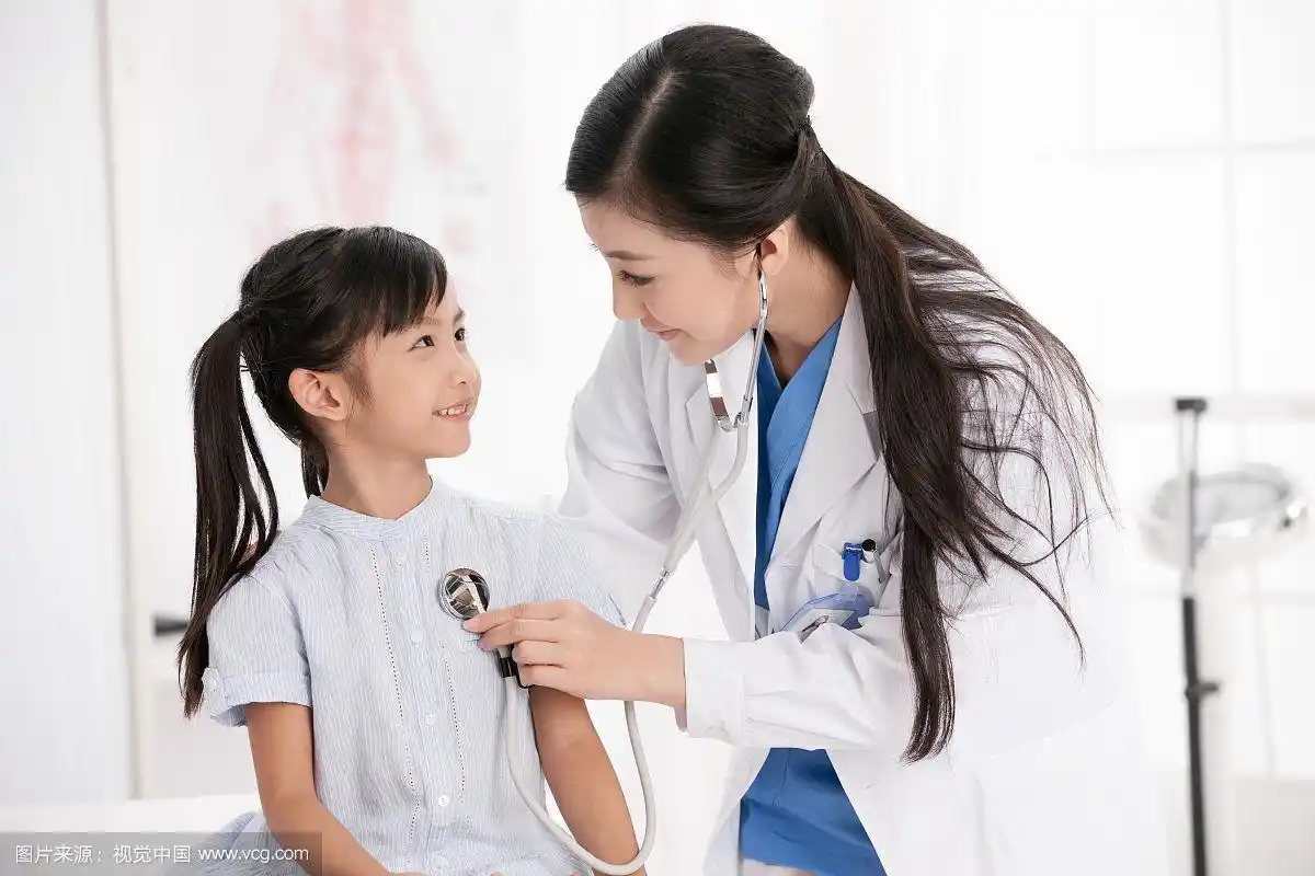 医生正在为女孩检查身体