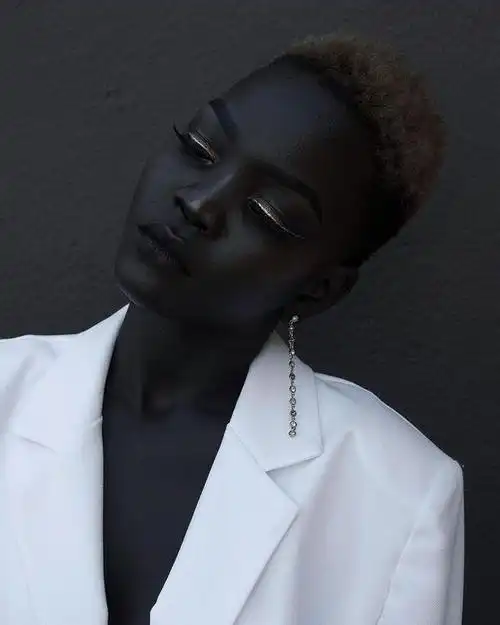 连牙龈和嘴唇都是黑色,但却美得惊艳众人|模特界|肤色|雨果|黑皮肤