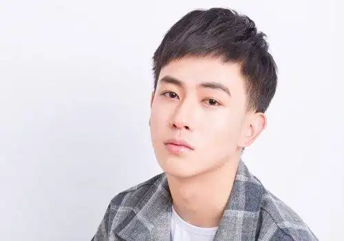 椭圆形脸的男生做什么发型帅气 能修颜的男生短发发型就是优秀典范