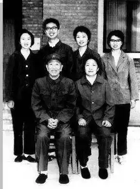 "邓英姐弟几人深受母亲的影响,直到现在,衣服都是轮着穿,姐姐穿过的