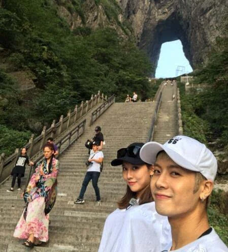 jyp的中国成员王嘉尔与王霏霏.王嘉尔,王霏霏与老板朴振英在凤凰古城.