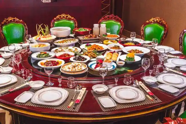 团年饭火热预定中812人双套餐928元起享新年大餐环境豪华菜品丰富冲