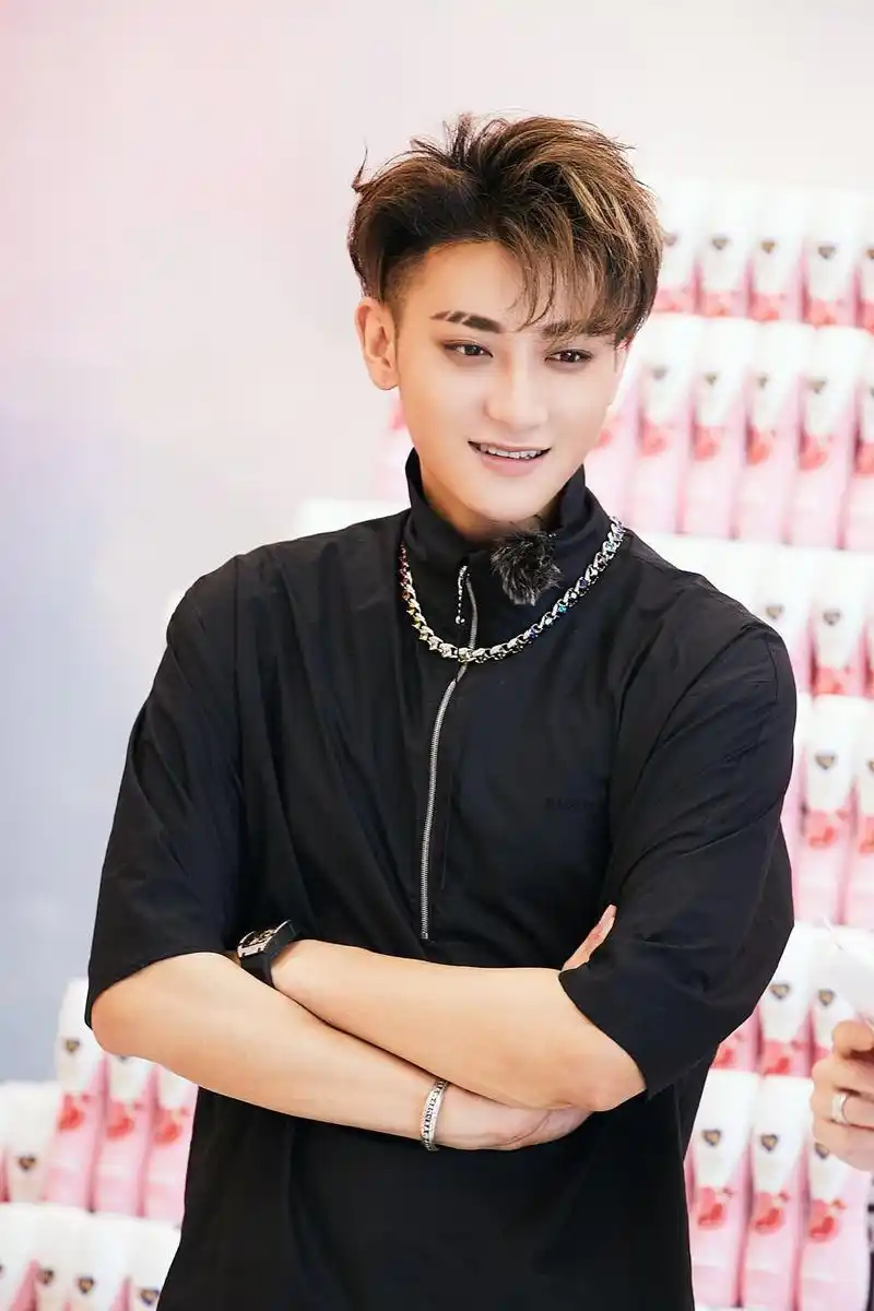 黄子韬日系狼尾长发造型 创造营化身"欢乐制造机"