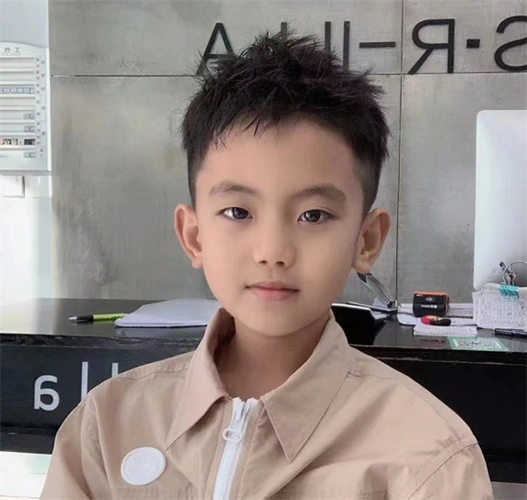 帅气小男孩短发 清爽绅士又时髦_儿童发型 - 美发站