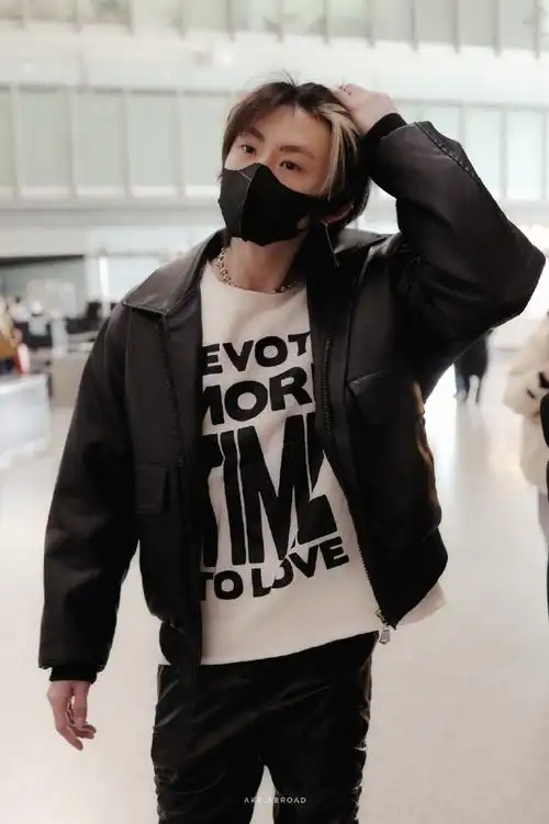 小鬼王琳凯白色挑染