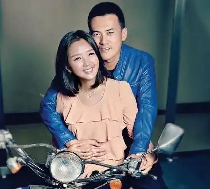 童年男神释小龙30岁身家便过亿,背景强大,网友:何洁后悔吗?