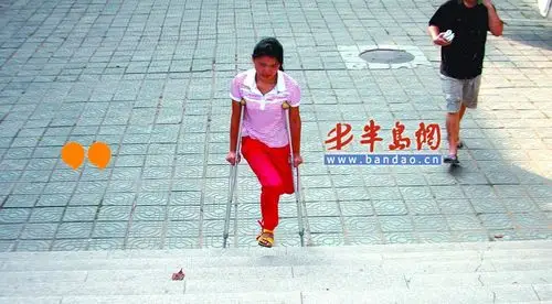 上学期哥哥姐姐凑学费 这学期单腿美女靠自己