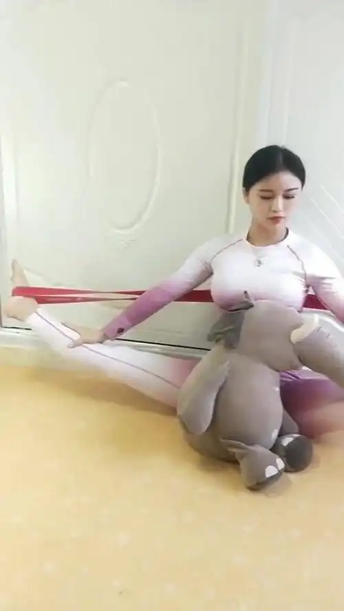 这小姐姐的身材真好,是这样劈叉劈的吗