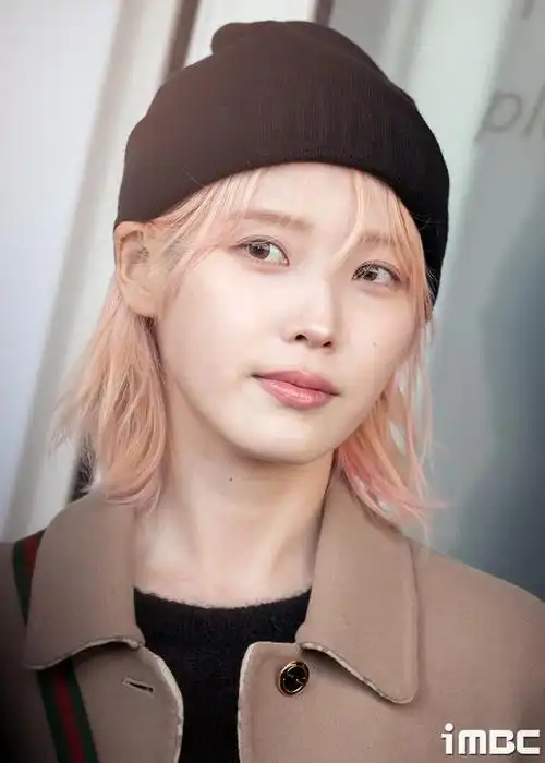 iu新造型曝光!机场照公开粉金色头发超级仙,亲口认:回归快来了