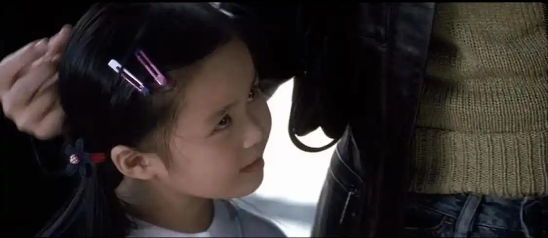 《无间道》,其中梁超怡饰演陈永仁(梁朝伟饰)和阿may(萧亚轩饰)的女儿