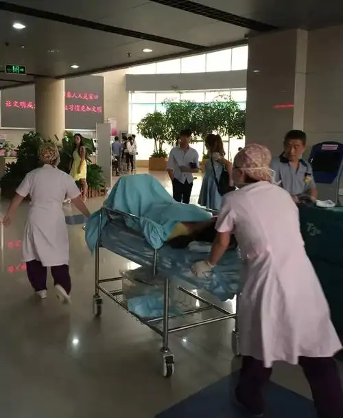 大清早,34周孕妇突然下腹隐痛被家人紧急送至医院