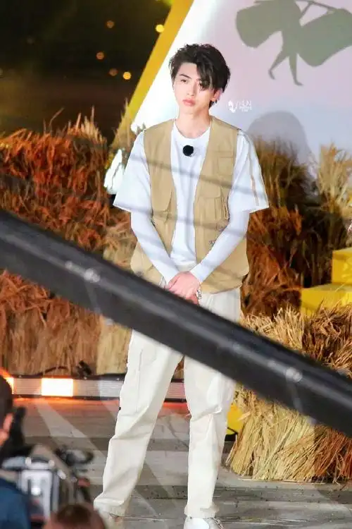 蔡徐坤超话#奔跑吧蔡徐坤#三亚大帅哥@蔡徐坤修图:小九前线:珊姐