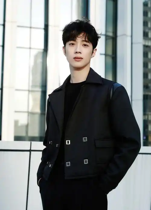 赖冠霖现身mac品牌直播间 畅聊星品共赴魅力之约__凤凰网