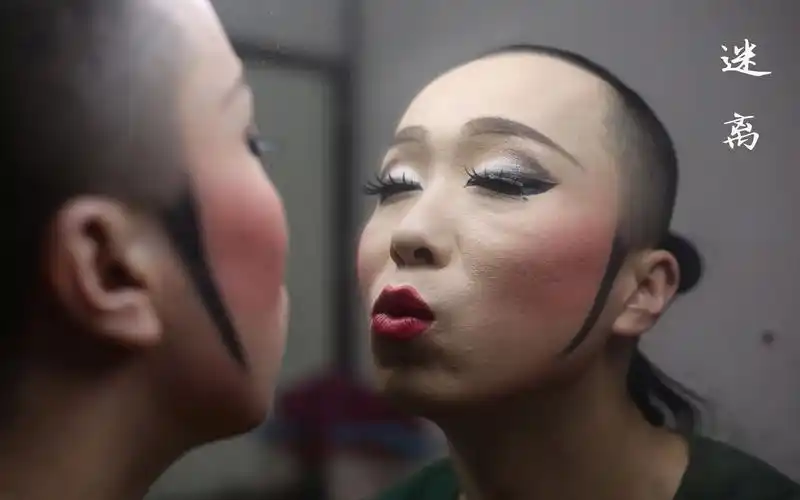 男扮女装十年迷离反串生涯何去何从