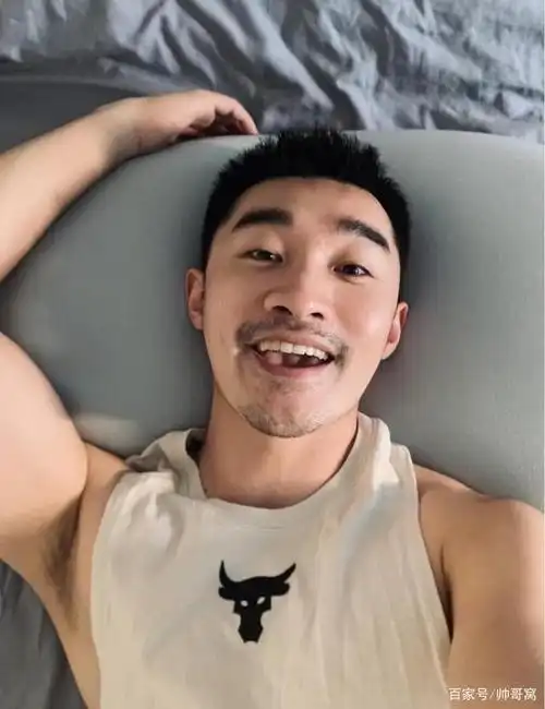 组图:留着小胡子的90后男生,男人味十足又不缺柔美气质的男人!