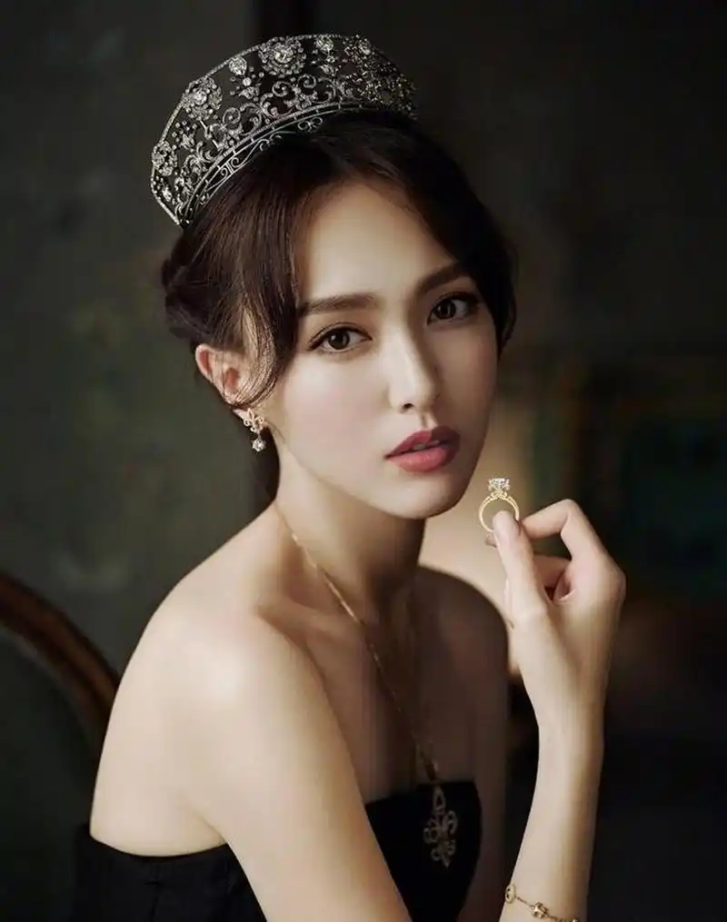 唐嫣的皇冠造型太惊艳了,你没见过的贵族糖!