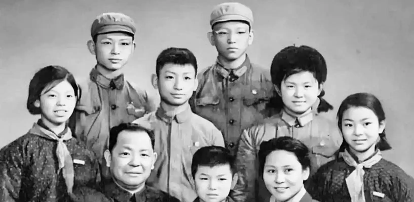 60年代,有一张照片,展示了一家九口人的全家福.