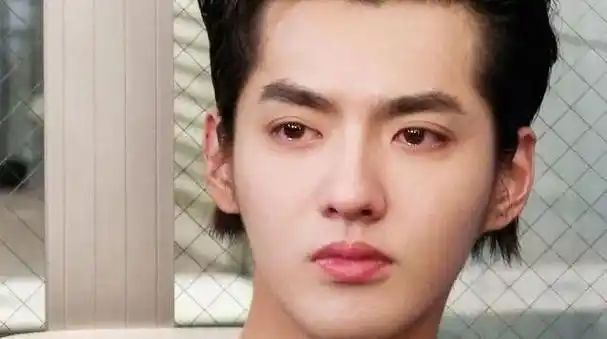 曝吴亦凡近况!打篮球做手工,十几个人住一起,等待二审结果?