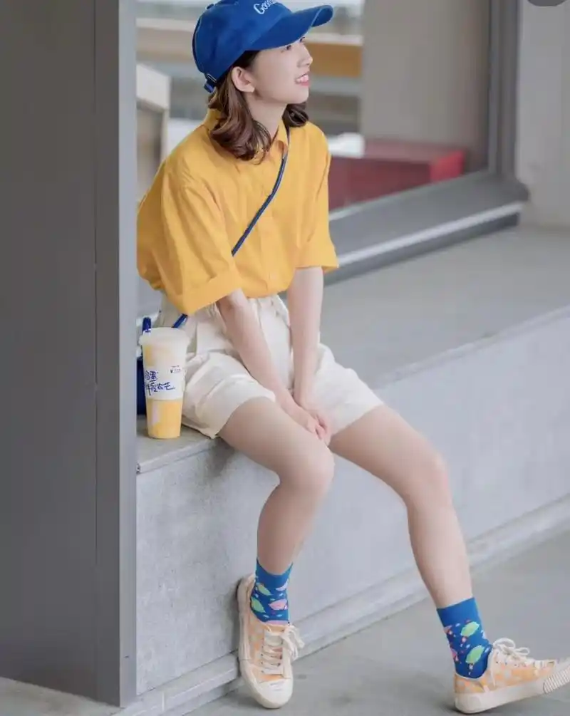 卡其色短裤配什么颜色短袖?学会这些色彩搭配,穿出气质美