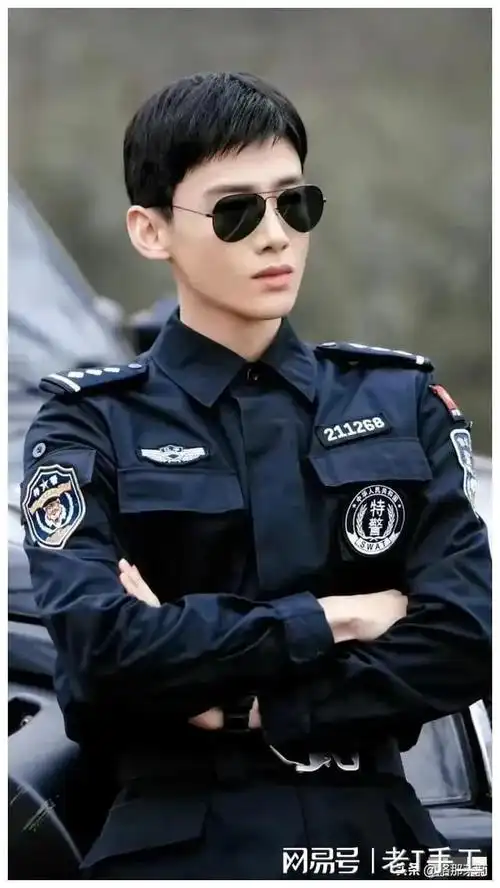 娱乐圈男神白敬亭强烈建议把制服焊在身上!