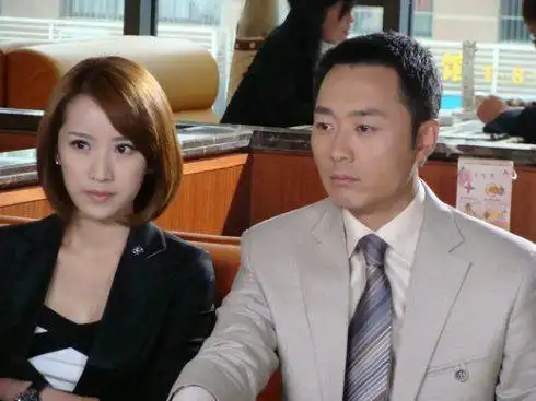 自己的情人秦莉莉,千方百计要离婚,请万舍健(沈晓海饰)当他的代理律师