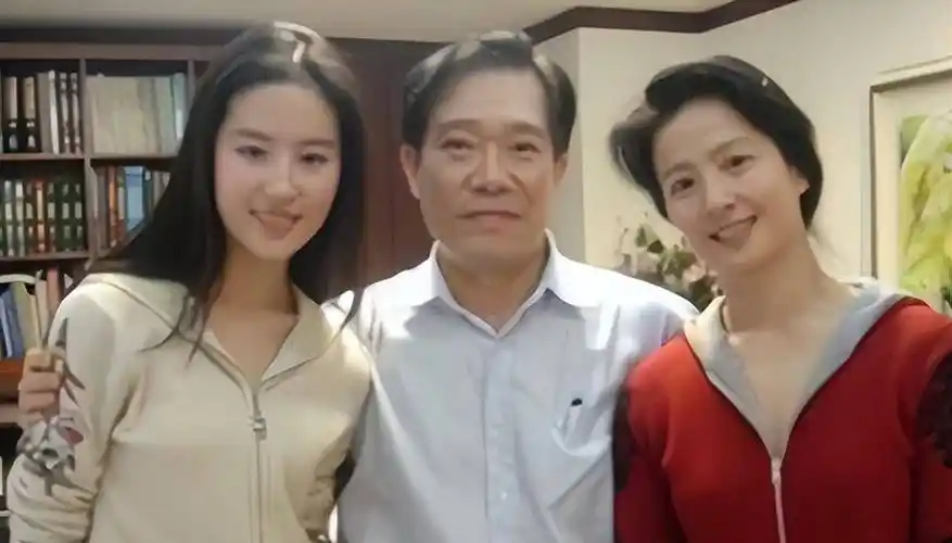 64岁刘晓莉依旧单身,长得比女儿刘亦菲还漂亮,和女儿同框似姐妹_优势