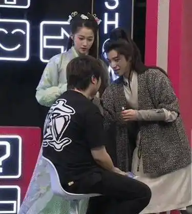 关晓彤华晨宇给吴彤化妆当吴彤转过身面对镜头所有人笑出声