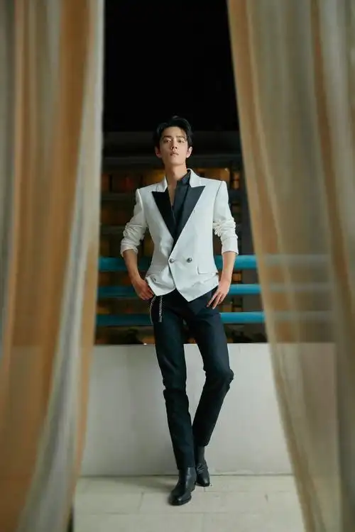 穿着闪闪发光外套的肖战,站着喝水也很有范儿