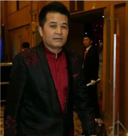 62岁毕福剑近况曝光一身西装稳站c位身边美女歌手长腿吸睛