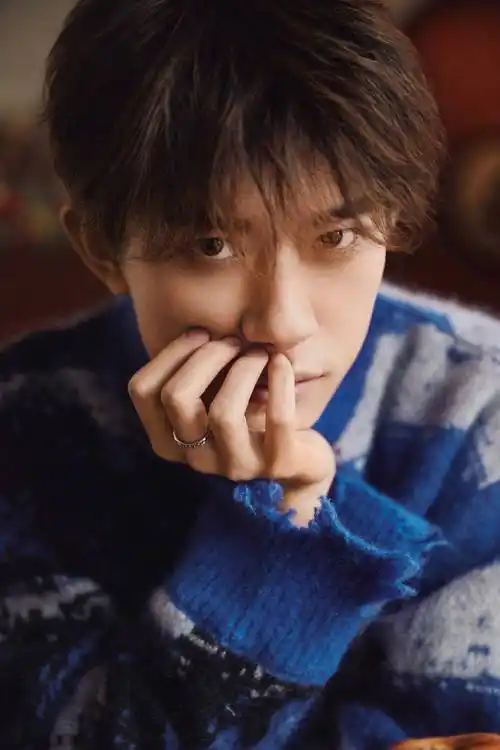 易烊千玺穿蓝色条纹毛衣 清爽帅气少年感十足