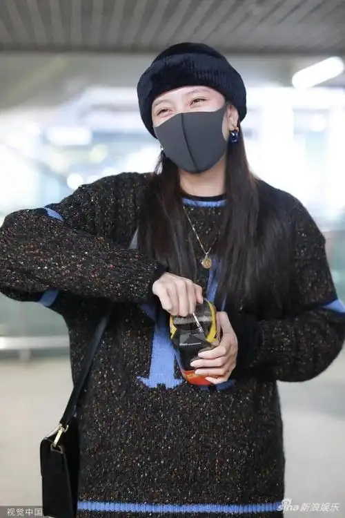 组图:宋妍霏素颜玩下衣失踪露大长腿 歪头比剪刀手活泼