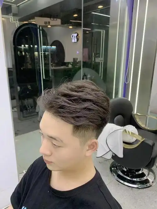 港风侧背头发型