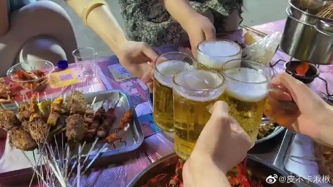 夏天必做的一件小事#夏天和朋友吃烧烤喝啤酒,或者在空调屋里吃冰镇