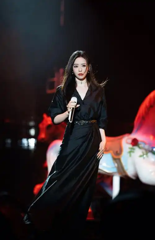 张靓颖超话04#张靓颖惊喜亮相薛之谦演唱会#声线交织,默契诠释!