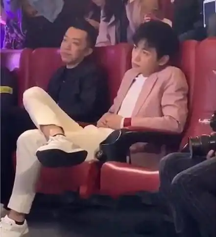 原创原创33岁陈晓半躺座椅你看他明明那么年轻却活得像个老大爷