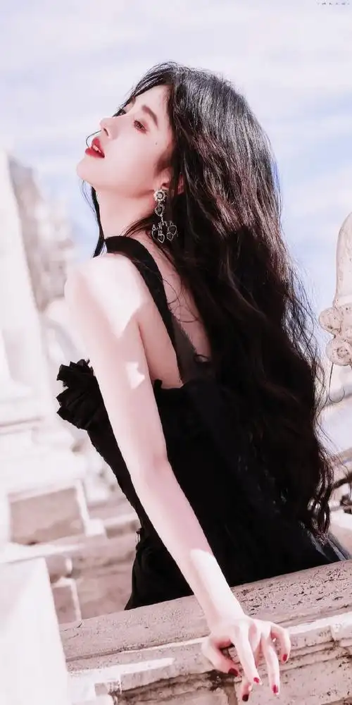 鞠婧祎挂脖抹胸裙##鞠婧祎是古堡公主吧