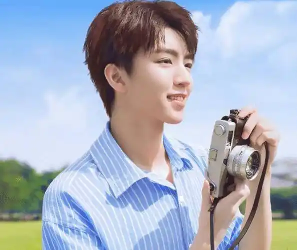 原创有种撩人叫王俊凯忘系衣服扣抬起胳膊的瞬间小螃蟹纷纷捂眼