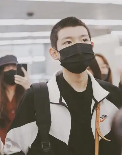 王源换了新造型!剃寸头尽显阳刚之气,开学季穿一套运动装真帅