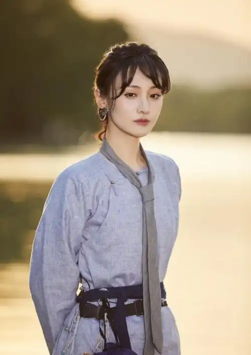 郑爽又带火了另一种穿搭风潮,白t搭配半截西装裤,简约又高级