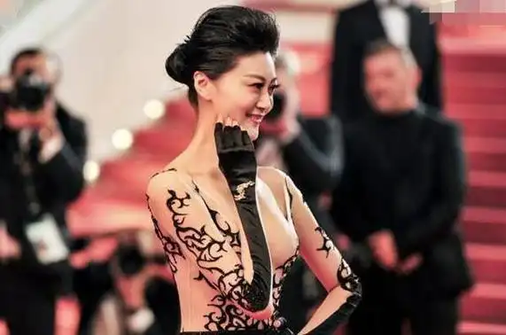 女星走红毯被打马赛克,这是穿得有多露,网友:博眼球丢人了_网易订阅