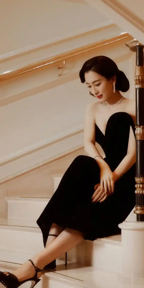 马苏复古名伶造型,一抹红唇搭配抹胸黑色长裙,优雅明艳,大气迷人.