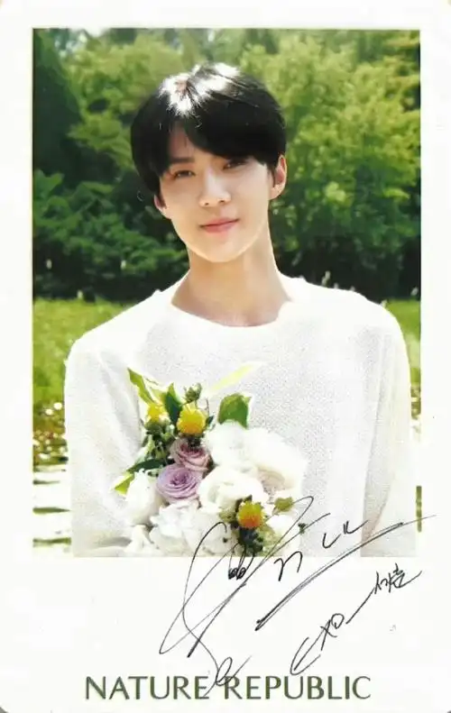 吴世勋最不会小卡自拍的爱豆