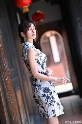 双眸动人的女子穿旗袍,总是显得格外的美丽