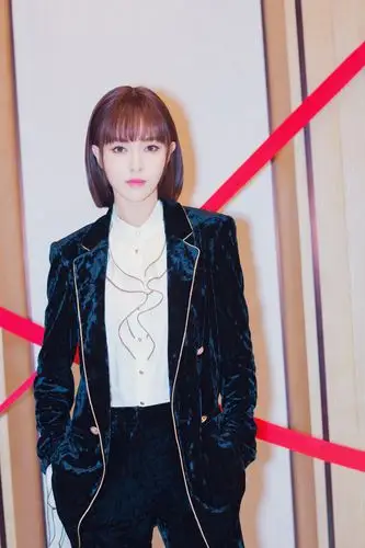 唐嫣活动短发造型亮相,腿长两米八,撩你没商量!