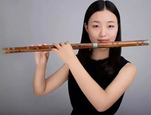 玉屏姚若昔集才华与美貌的竹笛演奏员