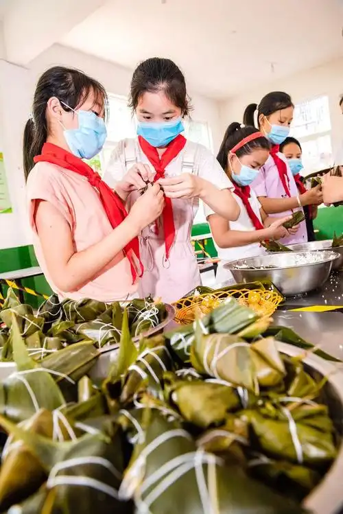 山亭小学生做香囊包粽子迎端午