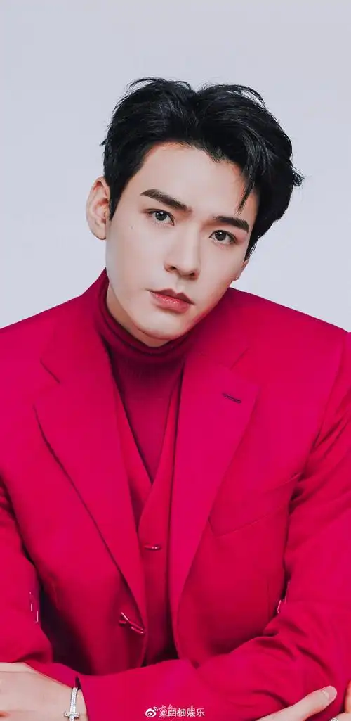 龚俊超话|#时尚先生盛典明星红毯造型#火龙果色的俊俊,眼神坚毅,内心