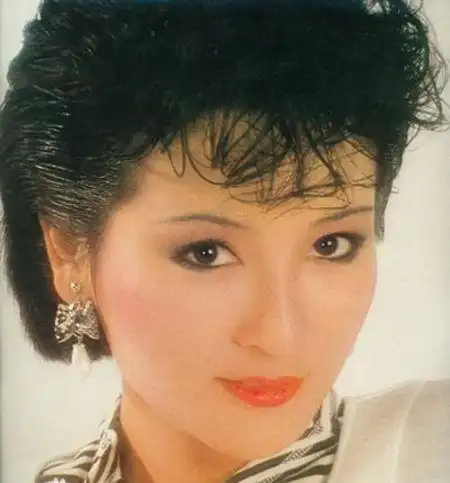 图谢霆锋母亲狄波拉年轻好漂亮真可谓艳绝香江