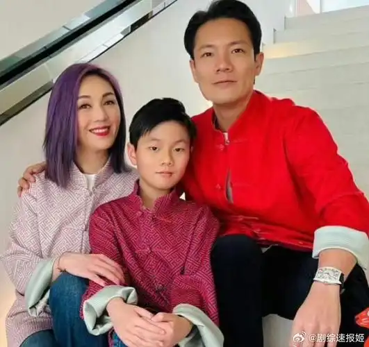 杨千嬅夫妇设宴为儿子庆生,12岁儿子都长这么高了,丁子高的基因好强大